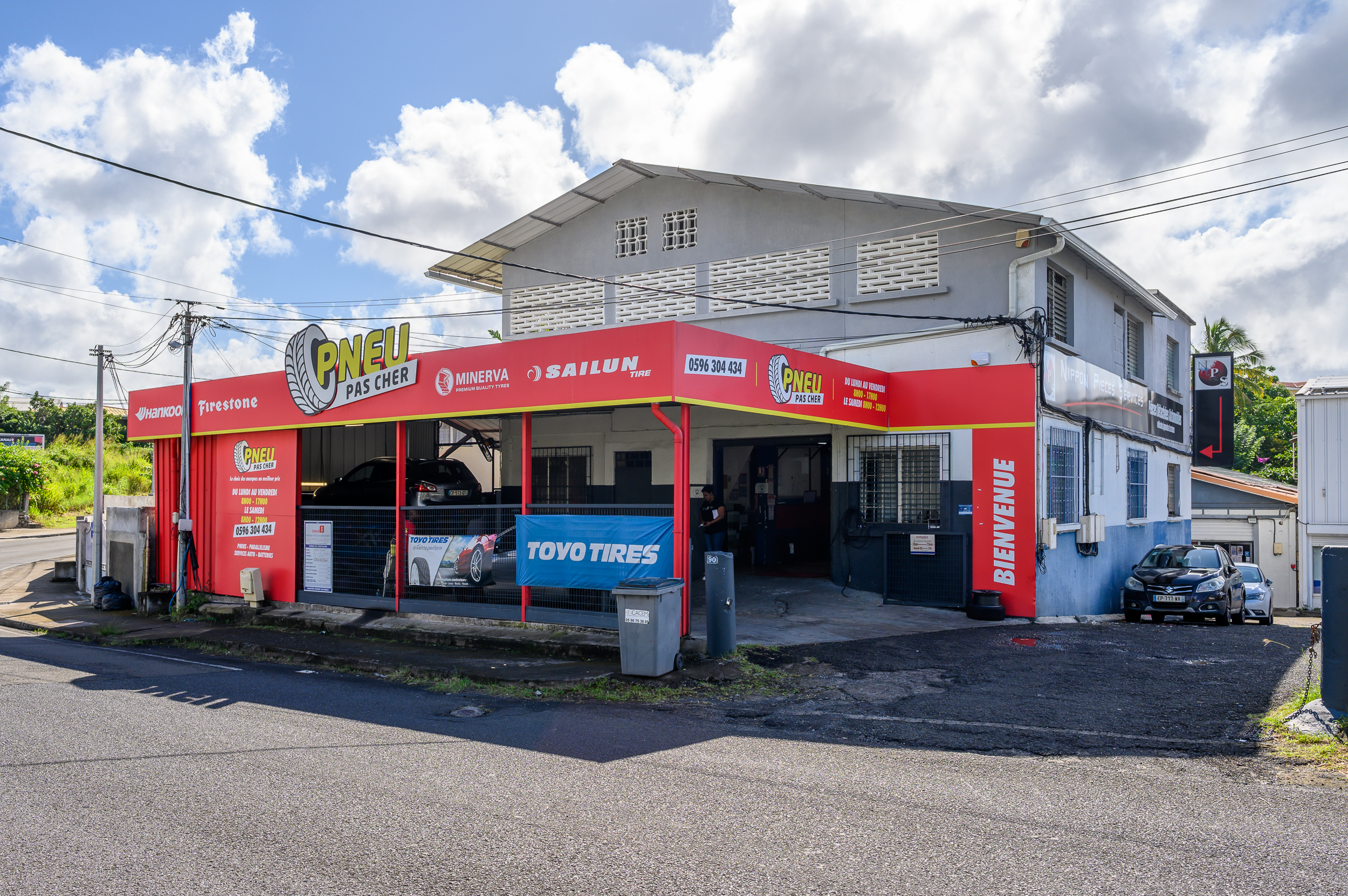 Photo grand angle du centre auto Pneu Pas Cher Schoelcher Martinique
